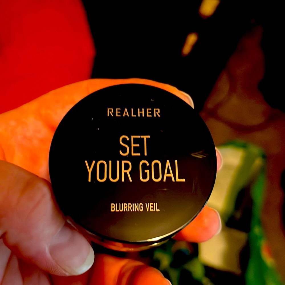REALHER “Set Your Goal” Blurring Veil
